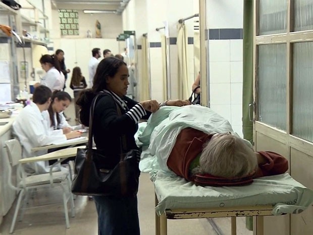 Pacientes chegam a esperar atendimento em corredores improvisados em Pouso Alegre (Foto: Reprodução EPTV / Edson de Oliveira)
