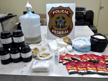Policiais também recolheram 13 quilos de ácido bórico, bicarbonato de amônia, sódio e uma substância branca (não identificada) usados na produção de cocaína (Foto: Divulgação / PF)