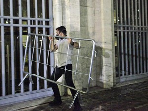 Manifestante ataca a Prefeitura usando grades de proteção (Foto: Gabriela Biló/Futura Press/Estadão Conteúdo)