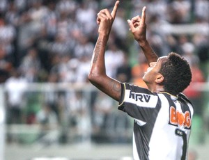 Jô comemora gol do Atlético-mg contra o Coritiba (Foto: Bruno Cantini)
