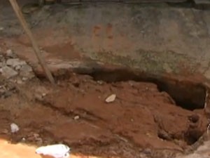Por conta de buraco, mulher não consegue tirar carro da garagem (Reprodução/TV Bahia)