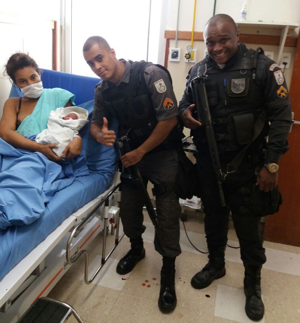 PMs que ajudaram a fazer o parto na viatura visitam mãe e bebê no hospital (Foto: Polícia Militar do Rio de Janeiro/ Divulgação )