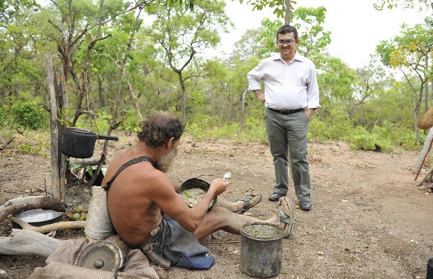 Juiz visita buraco onde homem vive há 25 anos para decidir sobre ação em Goiás (Foto: Divulgação/TJ-GO)
