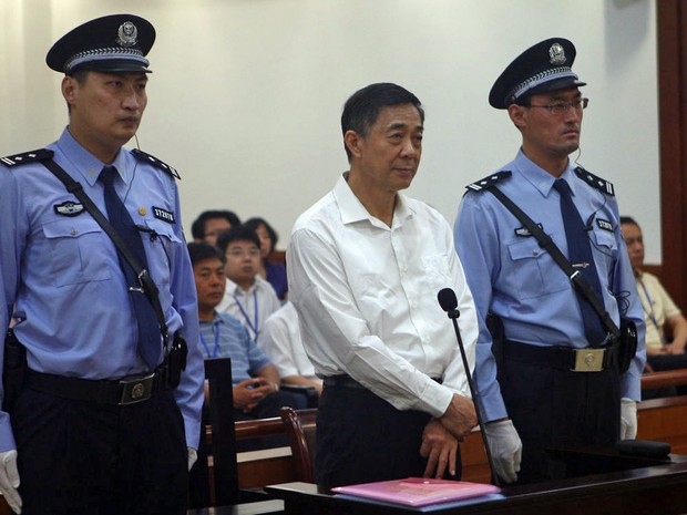 Bo Xilai (ao centro) é julgado na China por abuso de poder nesta quinta-feira (22). (Foto: Jinan Intermediate People&#39;s Court/AP)