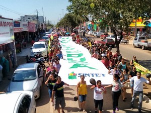 Professores caminharam em protesto (Foto: Divulgação/Sintet)