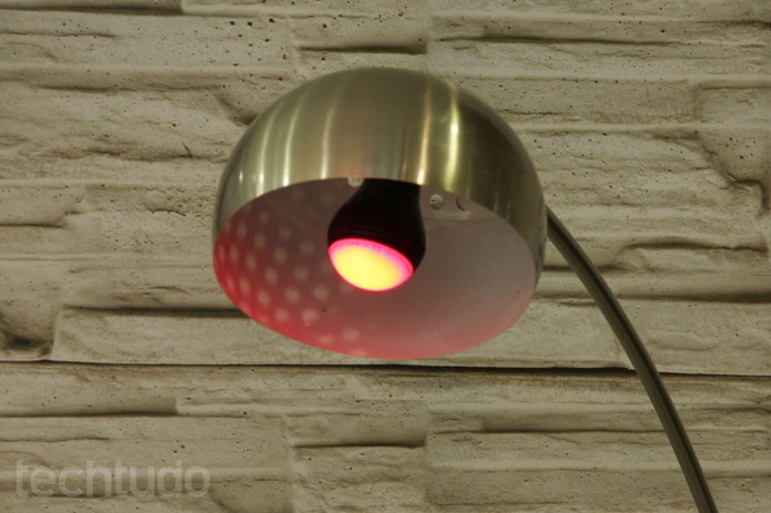 A Playbulb é uma lampada de LED capaz de reproduzir músicas do smartphone (Foto: Isadora Díaz/TechTudo) A Playbulb é uma lampada de LED capaz de reproduzir músicas do smartphone (Foto: Isadora Díaz/TechTudo)