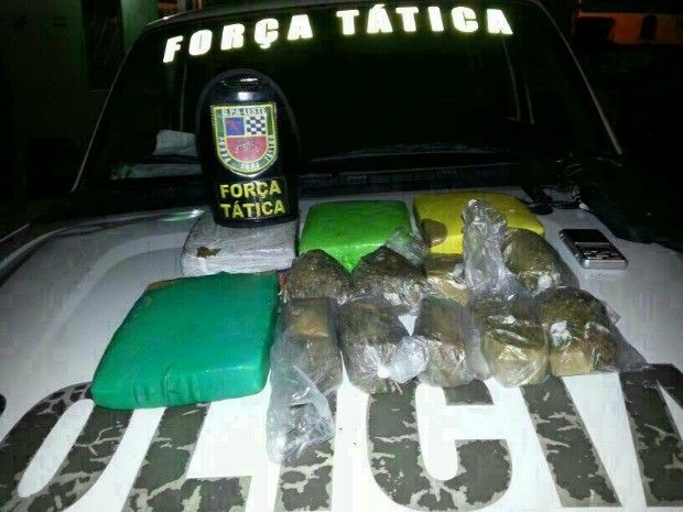 Operação realizada em Manaus apreendeu 5,5kg de drogas (Foto: Divulgação/Polícia Militar)