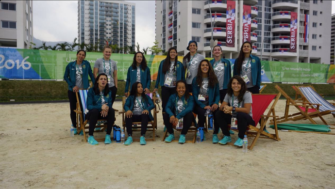 Seleção feminina de rúgbi "praia" da Vila  (Foto: Reprodução Twitter)