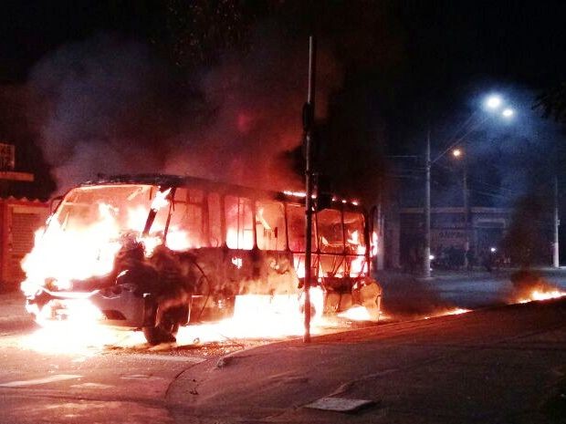 Vândalos atearam fogo em ônibus na Praia Grande (Foto: Divulgação/Polícia Militar)