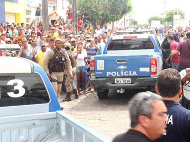 População acompanha negociação para libertação de refém em Riachão do Jacuípe (Foto: Raimundo Mascarenhas/ site Calila Noticias)