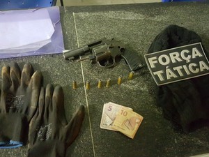 Parte do dinheiro recuperada e arma de fogo apreendida (Foto: Divulgação/Polícia Militar)