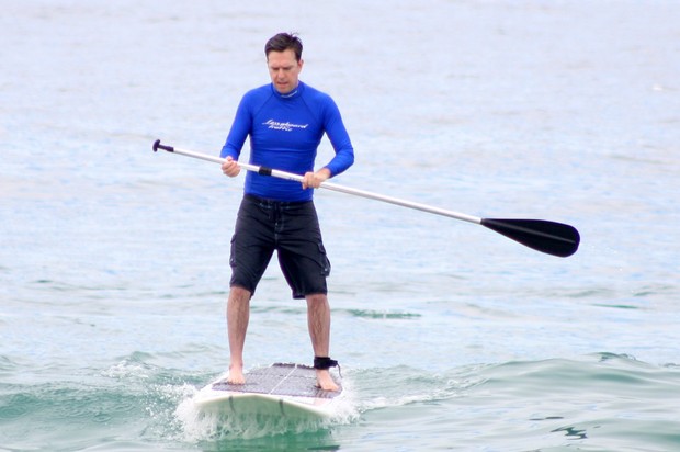 Ed Helms faz stand up paddle no Rio (Foto: Jc Pereira /Foto Rio News)