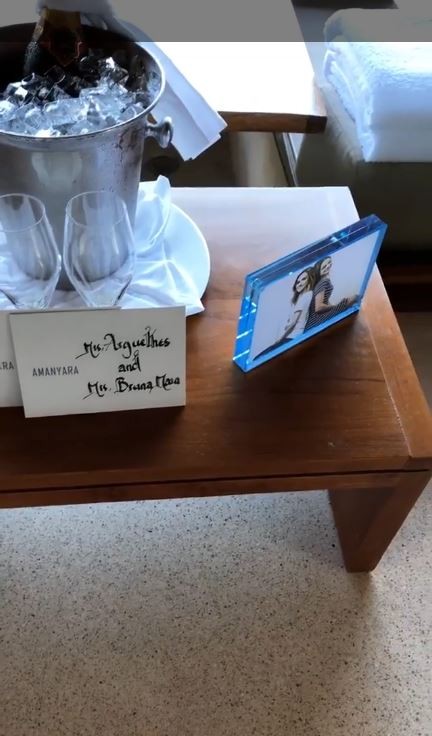 Bruna Marquezine e Tatá Werneck são recebidas com champanhe e porta-retrato em hotel de luxo em Turks and Caicos (Foto: Reprodução/Instagram)