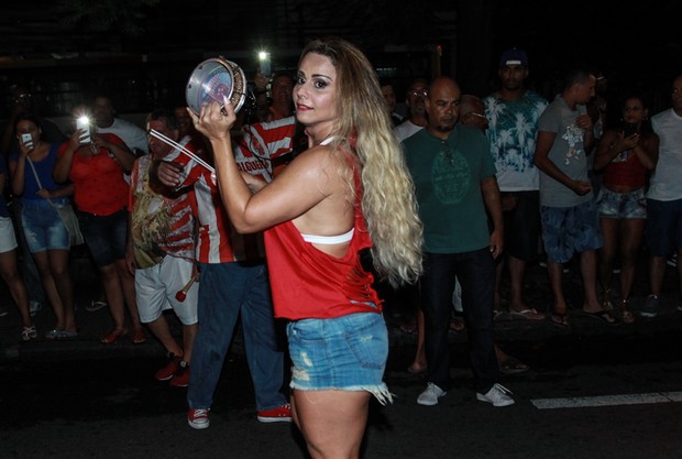 Viviane Araújo em ensaio do Salgueiro na Zona Norte do Rio (Foto: Marcello Sá Barreto/ Ag. News)