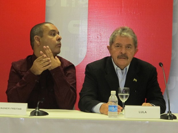 O ex-presidente Luiz Inácio Lula da Silva ao lado do presidente nacional da CUT, Vagner Freitas (Foto: Letícia Macedo)