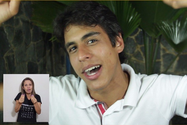 No vídeo, ator conta causos e a intérprete faz a tradução simultânea para libras (Foto: Divulgação/ Canal Ôxe)