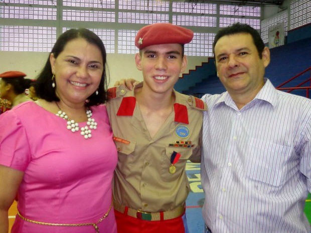 Gabriel ao lado dos pais, durante a promoção ao cargo de aluno coronel do Colégio Militar de Manaus, em 2013 (Foto: Gabriel Tavares/Arquivo Pessoal)