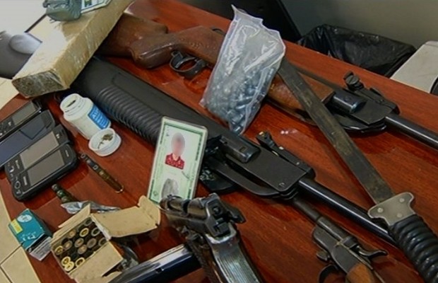 Com o idoso foram apreendidas diversas armas e munições (Foto: Reprodução/TV Anhanguera)