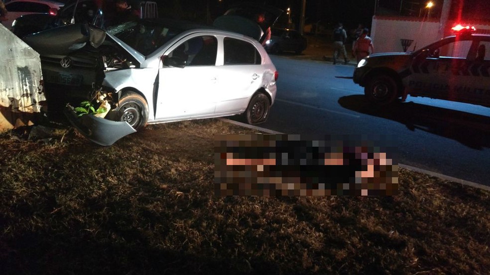 Suspeitos ficaram feridos após furarem o bloqueio da PM (Foto: Divulgação/PM)