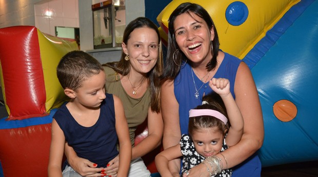 As duas sócias, Fernanda e Luciana, com seus filhos, Gabriel e Melissa (Foto: Divulgação)