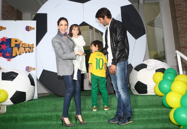 Carol Celico e Kaká com os filhos (Foto: Iwi Onodera / EGO)