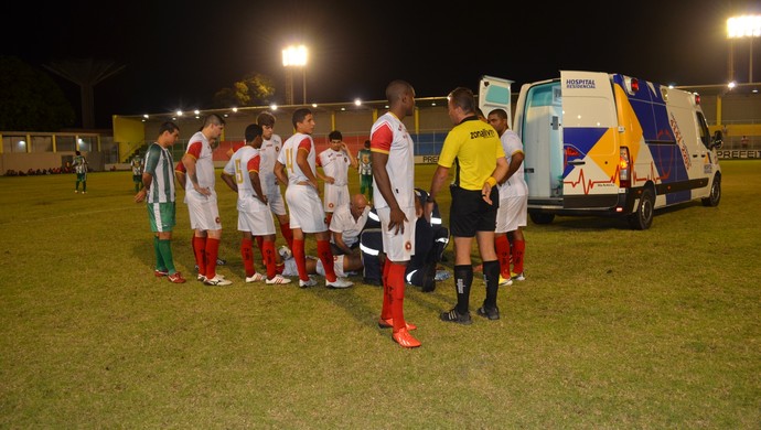 Sem maqueiros, ambulância teve que entrar em campo para atender jogador (Foto: Hévilla Wanderley / GloboEsporte.com/pb) Sem maqueiros, ambulância teve que entrar em campo para atender jogador (Foto: Hévilla Wanderley / GloboEsporte.com/pb)