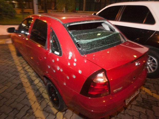 Veículo Corsa atingido por balas em ação de bando que levou 6,7 milhões de transportadora de valores (Foto: Mario Ângelo/Sigmapress/Estadão Conteúdo)