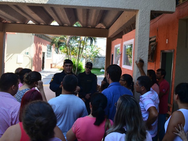 Polícia foi chamada para retirar pais de alunos da escola que há dois anos está em reforma. (Foto: Magda Oliveira/G1)