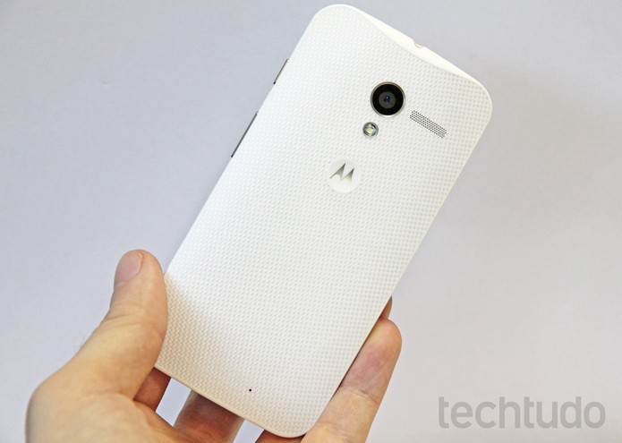 Traseira do Moto X é côncava e feita de fibra Kevlar (Foto: Elson de Souza/TechTudo) Traseira do Moto X é côncava e feita de fibra Kevlar (Foto: Elson de Souza/TechTudo)