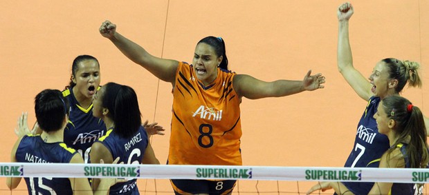 Campinas festeja ponto contra Pinheiros, na Superliga Feminina (Foto: Felipe Christ / Amil)