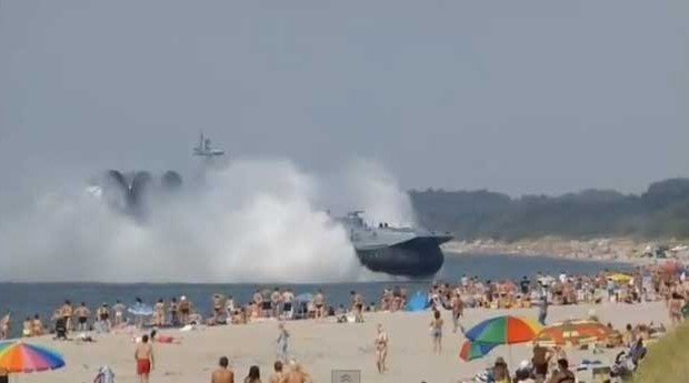 Hovercraft invade praia da Rússia lotada de banhistas (Foto: Reprodução/YouTube)