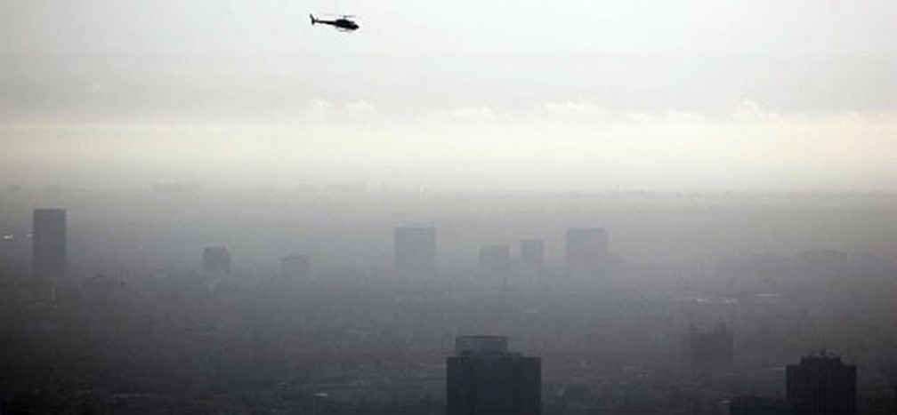 Camada de poluição sobre a cidade de Los Angeles, nos Estados Unidos. Crescimento econômico impulsionou emissões de gases causadores do efeito estufa. (Foto: Gabriel Bouys/AFP)