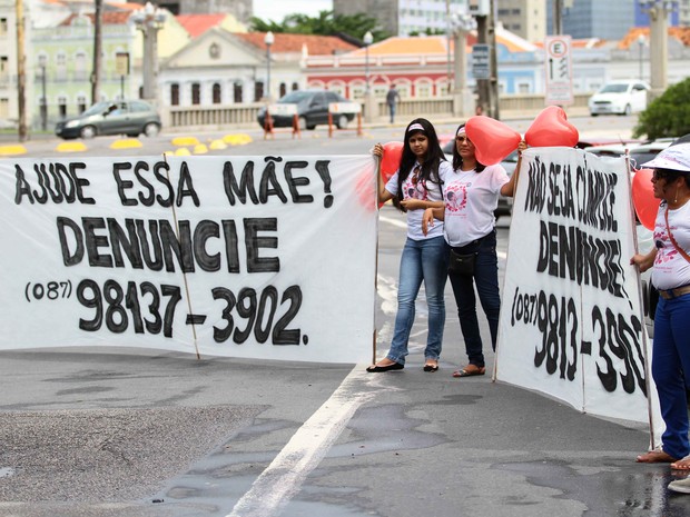 Protesto dos parentes e Beatriz Mota no palácio do Governo, no Recife (Foto: Marlon Costa/Pernambuco Press)
