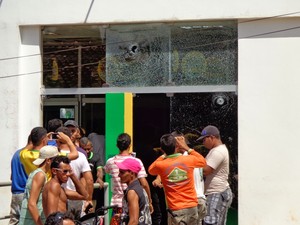 Agência bancária teve vidros quebrados (Foto: Gilberto Leite)