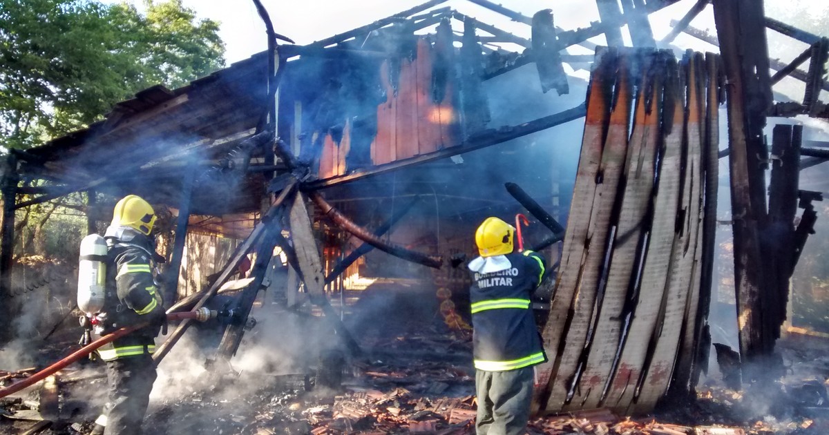 Incêndio atinge aviário em Cunha Porã, no Oeste de Santa Catarina - Globo.com