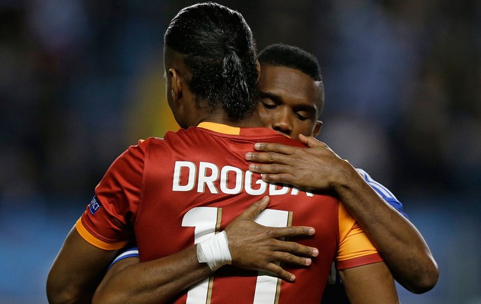 Drogba e Eto'o Chelsea x Galatasaray  (Foto: AP)