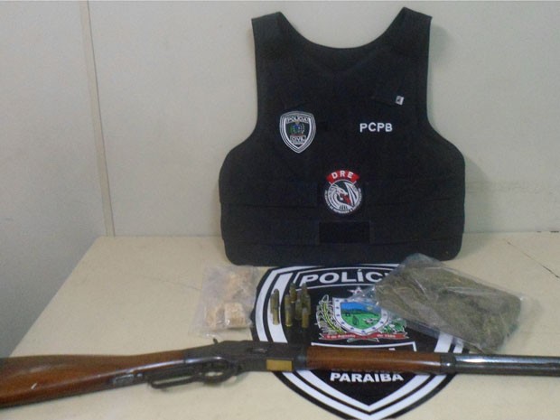 Na noite de sexta-feira (31), a Polícia Civil prendeu em flangrante um jovem de 20 anos no bairro de Mangabeira em João Pessoa, após encontrar com o suspeitos drogas e arma. De acordo com a Delegacia de Repressão à Entorpecentes, o jovem estava portando uma carabina calibre 44, com 11 munições, e com a posse de cerca de um quilo de maconha e 200 gramas de crack. A prisão do suspeito de tráfico aconteceu após um denúncia anônima feita através do número do disque-denúncia 197 (Foto: Divulgação/Polícia Civil)