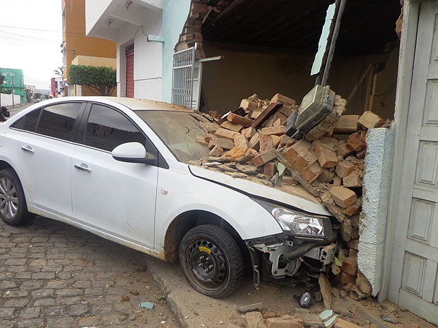 Carro de passeio invade e destrói parede de uma casa nesta segunda-feira (25) na cidade em Itapetinga, no sudoeste da Bahia. (Foto: Héldo Mendes/Itapetinga Repórter))