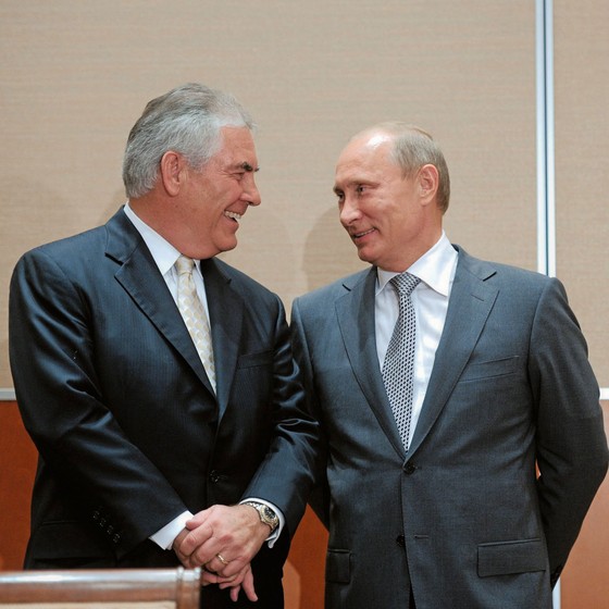 Tillerson com Putin,no Kremlin (Foto: ALEXEY DRUZHININ/AFP)
