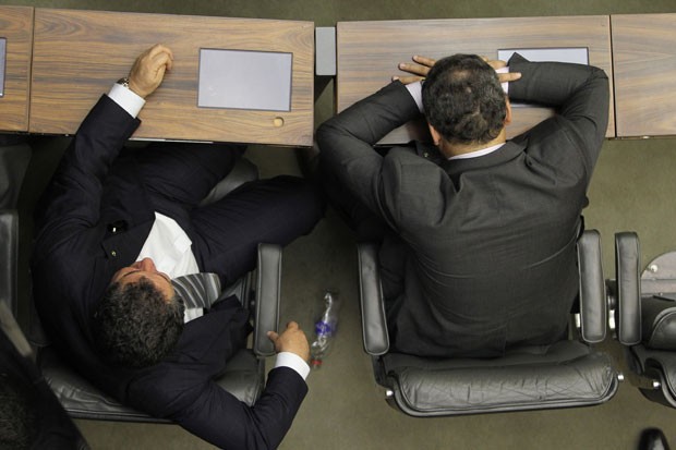 Parlamentares dormem no plenário após várias horas da sessão que varou a madrugada (Foto: Dida Sampaio/Estadão Conteúdo)