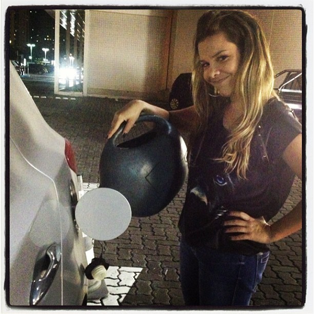 Fernanda Souza abastece o carro (Foto: Instagram/ Reprodução)