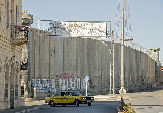 Em Belém, na Cisjordânia, um muro separa Israel dos territórios da Palestina ocupados pelos israelenses. Para os palestinos, o muro separou famílias e é sinônimo de vergonha e discriminação (Foto: © Haroldo Castro/Época)
