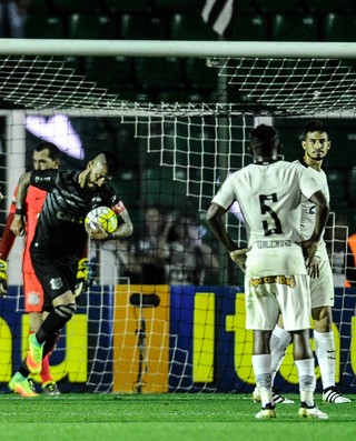 Corintianos protestam em porta de estádio após empate com Figueirense