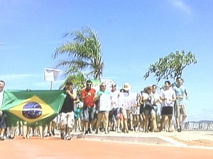 Manifestação começou por volta das 11h deste domingo (24) (Foto: Reprodução RBS TV)