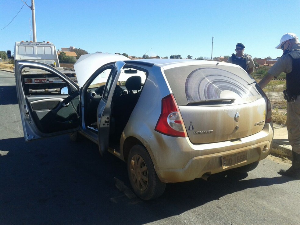 Carro tem mesmas características de veículo usado em arrombamento (Foto: Polícia Militar/Divulgação)