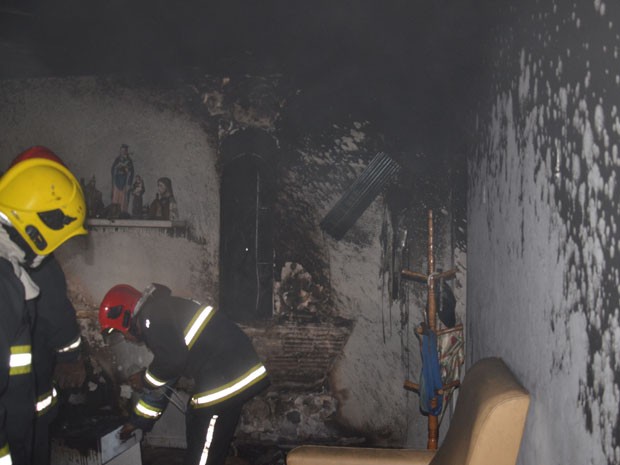 Incêndio atinge casa em João Pessoa, Paraíba (Foto: Walter Paparazzo/G1)