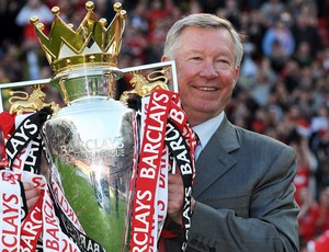Alex Ferguson ergue a taça de campeão Inglês da temporada 2010/2011 (Foto: Agência EFE)
