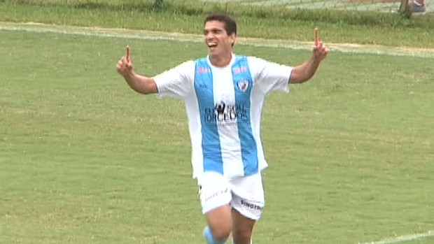 Neilson do Londrina comemora o gol contra o JMalucelli (Foto: reprodução RPCTV)