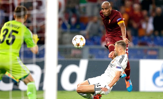 Maicon, Roma x CSKA (Foto: Agência AP) Maicon, Roma x CSKA (Foto: Agência AP)