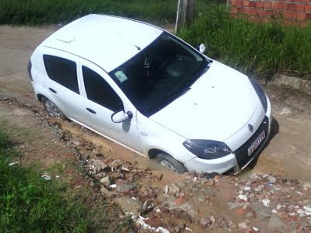 Veículo ficou preso em rua sem pavimentação no Alto do Turu (Foto: João Ricardo/G1)